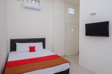 هتل Reddoorz Near Alun Alun Magelang 2