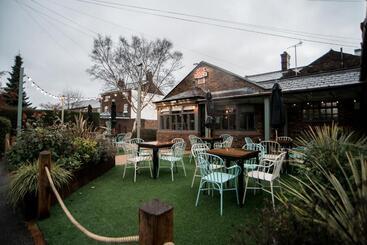هتل Cat & Lion Country Pub And