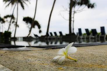 هتل Earl S Regent Negombo