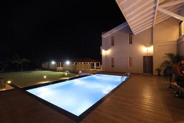 هتل Isola Luxury Farm Suites