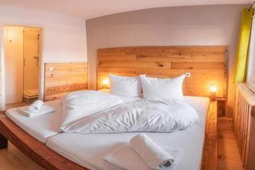 پانسیون Hostel Ron`s Guesthouse