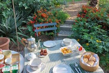 تختخواب و صبحانه La Villa Des Amandiers