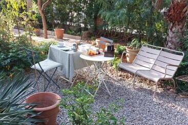 تختخواب و صبحانه La Villa Des Amandiers