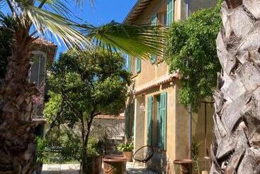 تختخواب و صبحانه La Villa Des Amandiers