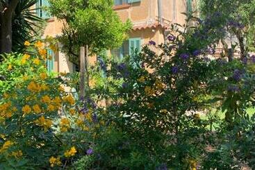 تختخواب و صبحانه La Villa Des Amandiers
