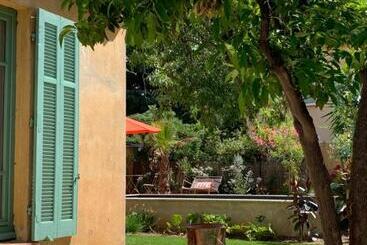 تختخواب و صبحانه La Villa Des Amandiers