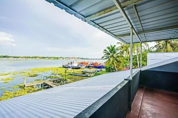 هتل Flagship Lake View Residency