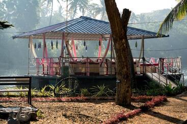 هتل Leela Backwater Inn