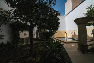 تختخواب و صبحانه Andalusian Palace