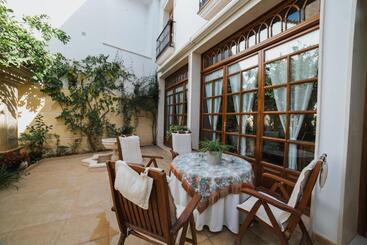 تختخواب و صبحانه Andalusian Palace