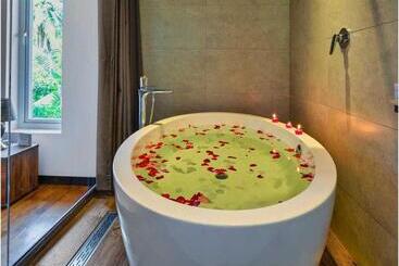 تختخواب و صبحانه The Palace By Ocean
