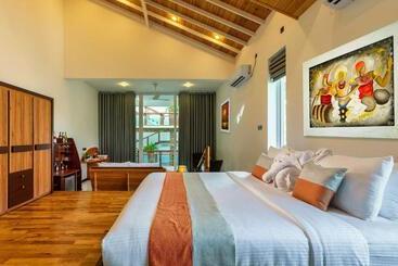 تختخواب و صبحانه The Palace By Ocean