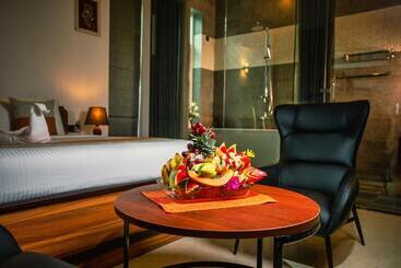 تختخواب و صبحانه The Palace By Ocean