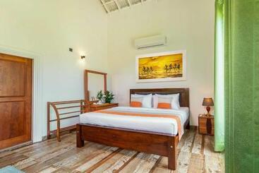 تختخواب و صبحانه The Palace By Ocean