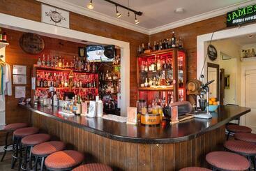 تختخواب و صبحانه The Speakeasy Inn And Rum Bar
