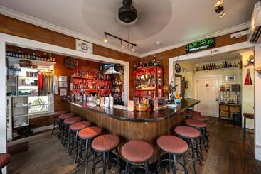 تختخواب و صبحانه The Speakeasy Inn And Rum Bar