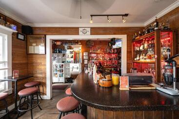 تختخواب و صبحانه The Speakeasy Inn And Rum Bar