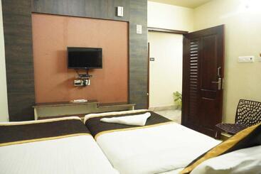 هتل Bhimas Residency