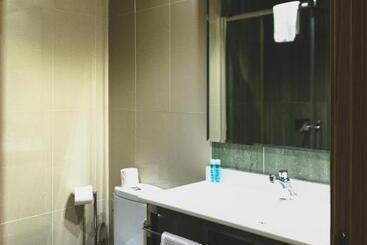 هتل Hostal Nogueras 3