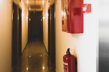 هتل Hostal Nogueras 3