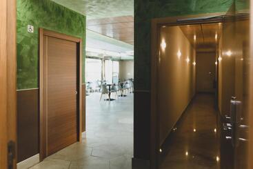 هتل Hostal Nogueras 3