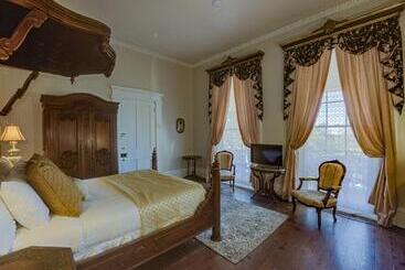 هتل The Inn At Cedar Grove