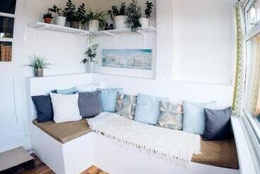 پانسیون Bijou Annexe, Sea View, Private Entrance & Parking   Folkestone