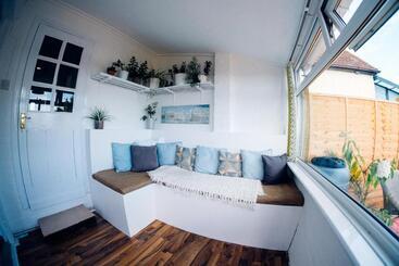 پانسیون Bijou Annexe, Sea View, Private Entrance & Parking   Folkestone