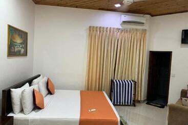 پانسیون Paris Garden Resort