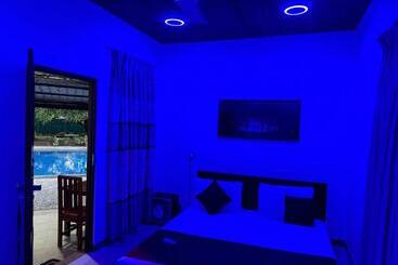 پانسیون Paris Garden Resort