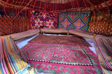 پانسیون Son Kul Lake Yurt Camp Mirbek