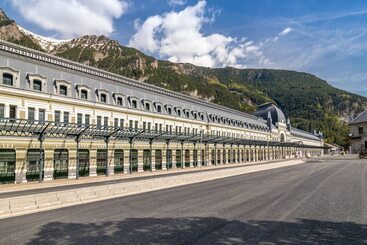 호텔 Canfranc Estación, A Royal Hideaway