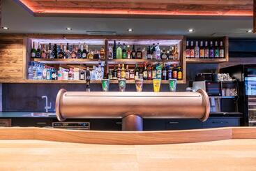 Hotel No 8 Bed & Bar
