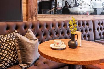 هتل No 8 Bed & Bar