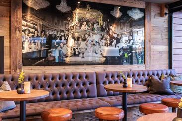 Hotel No 8 Bed & Bar