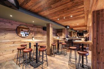 هتل No 8 Bed & Bar