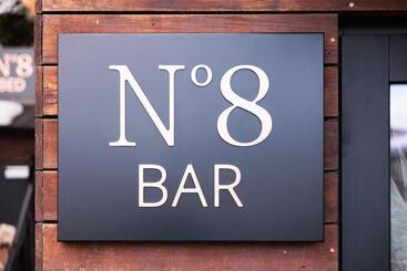 Hotel No 8 Bed & Bar