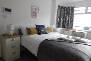 پانسیون Modern, Well Located En Suite Rooms With Parking & All Facilities