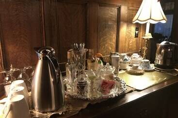 تختخواب و صبحانه Brass Pineapple Inn