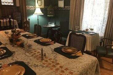 تختخواب و صبحانه Brass Pineapple Inn