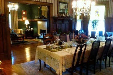 تختخواب و صبحانه Brass Pineapple Inn
