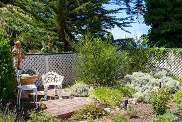تختخواب و صبحانه Green Gables Inn, A Four Sisters Inn