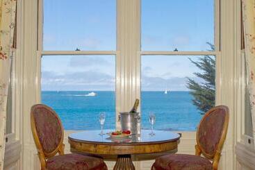 تختخواب و صبحانه Green Gables Inn, A Four Sisters Inn