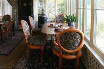 تختخواب و صبحانه Green Gables Inn, A Four Sisters Inn