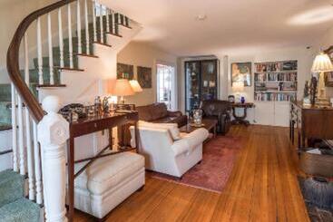 تختخواب و صبحانه Snug Cottage