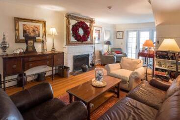 تختخواب و صبحانه Snug Cottage
