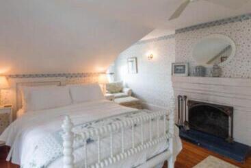 تختخواب و صبحانه Snug Cottage