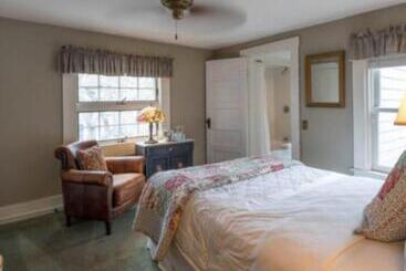 تختخواب و صبحانه Snug Cottage