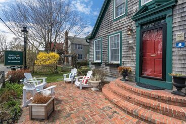 تختخواب و صبحانه Snug Cottage