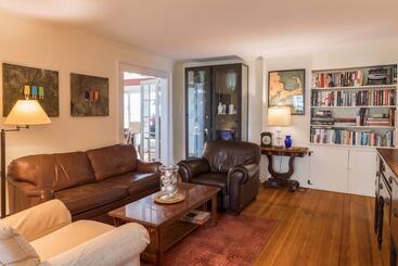 تختخواب و صبحانه Snug Cottage